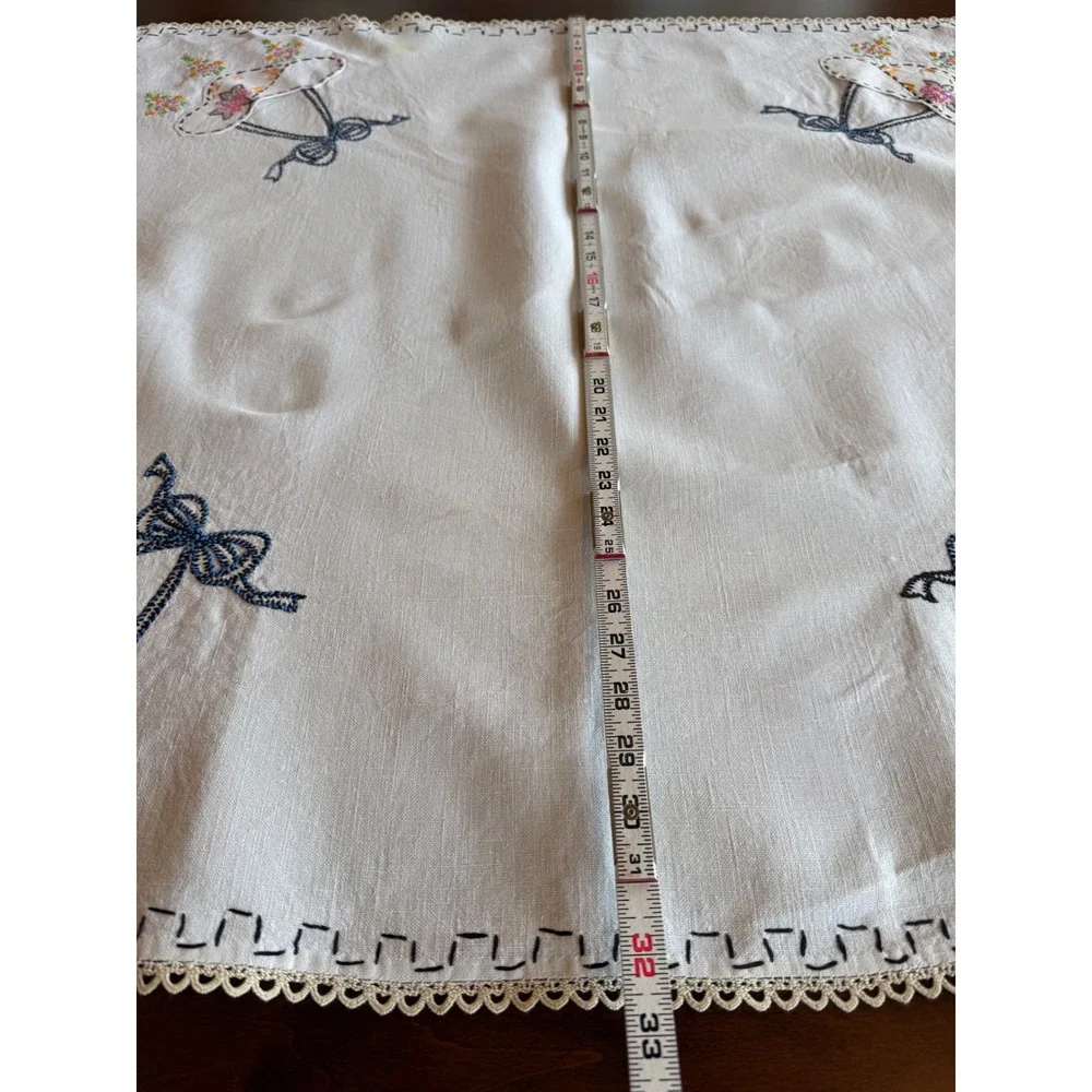 Vintage Embroidered Southern Belle Hat Floral Linen Tablecloth‎ Crochet Trim